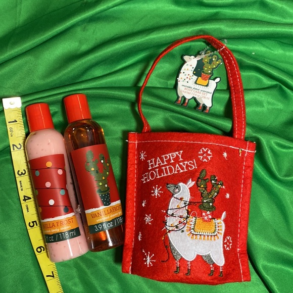 Girls Holiday Gift Set, Vanilla Frost Scented Shower Gel & Body Lotion NWT🎄❤️🎄 - Picture 2 of 7